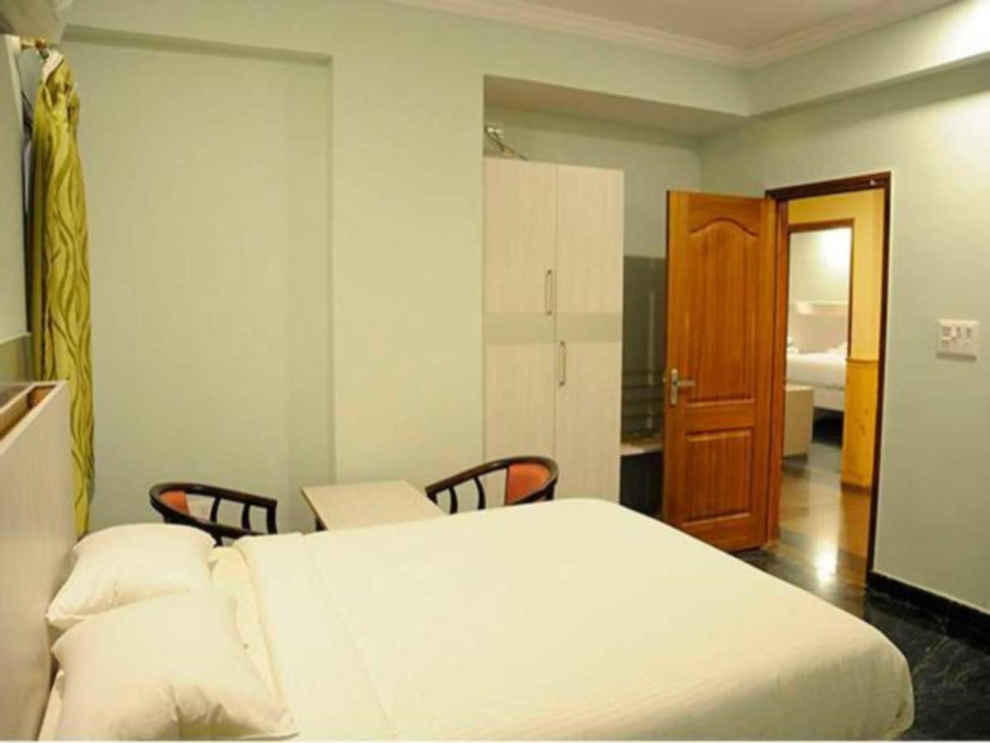 Hotel Royal Opera Bangalore Exteriör bild